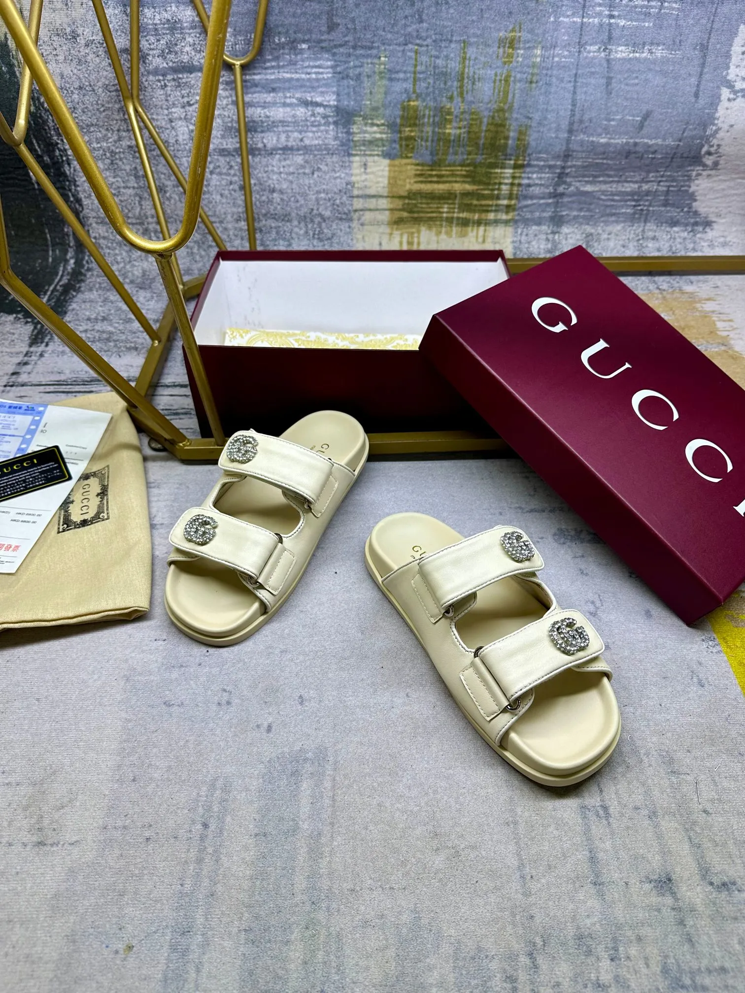 👟👟Ex-factory price 440👟👟Gucci’s latest popular slippers, double-strip Velcro straps are adjustable, and the cowhide fabric is embellished with double G diamond fasteners. Number of yards: 35-41 yards,